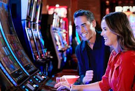 Super Sic Bo betting interface showing outcome options and time-to-close countdown